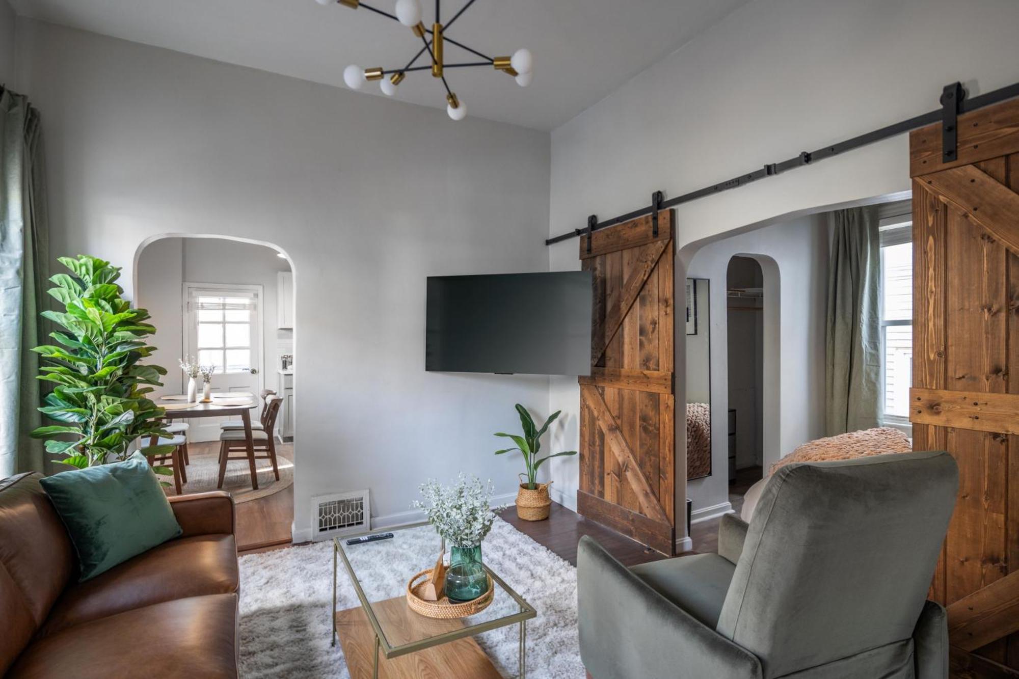 Mid-Century Modern Retreat In Little Italy Διαμέρισμα Κλίβελαντ Εξωτερικό φωτογραφία